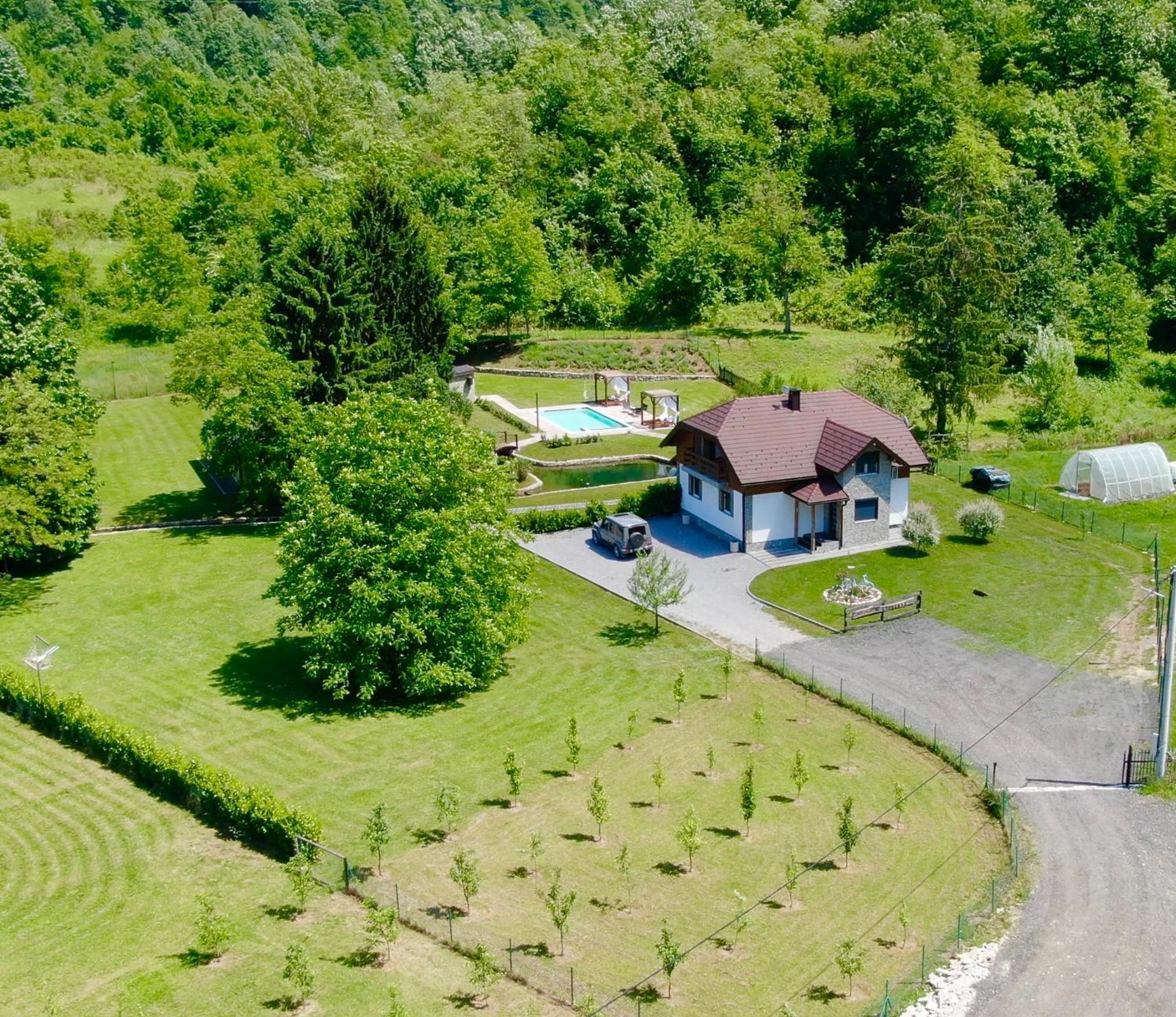 Vacation House Studenac Bihac Bagian luar foto